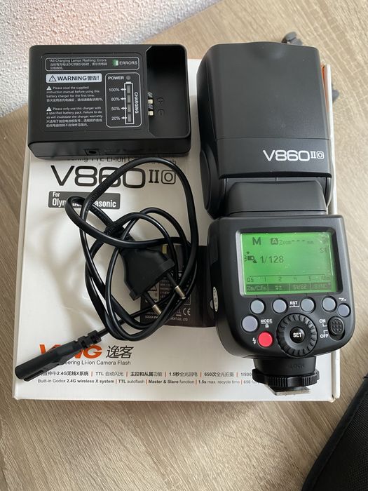 Godox V860II Speedlite + baterie  (VB18) stare excelentă