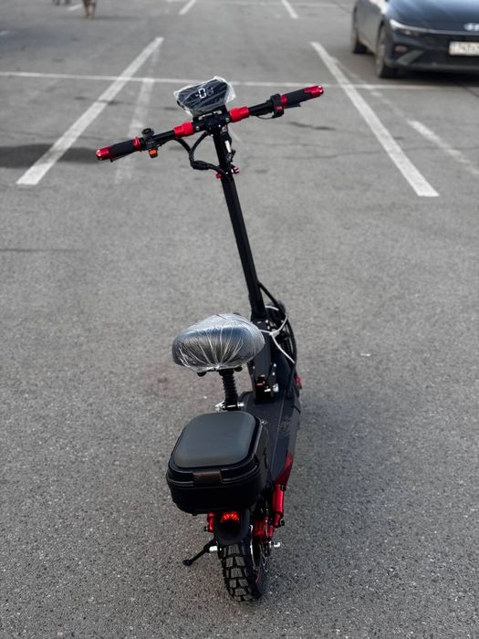 Электросамокат черно красный цвете