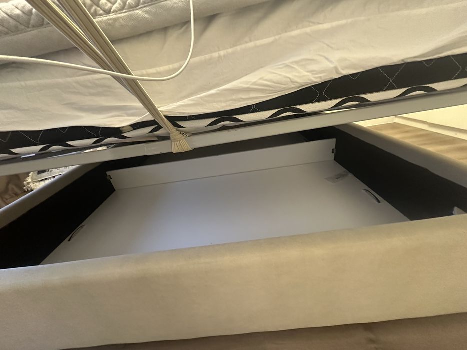 Двуспальная кровать