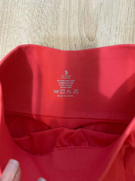 Продавам дамски спортни клинове