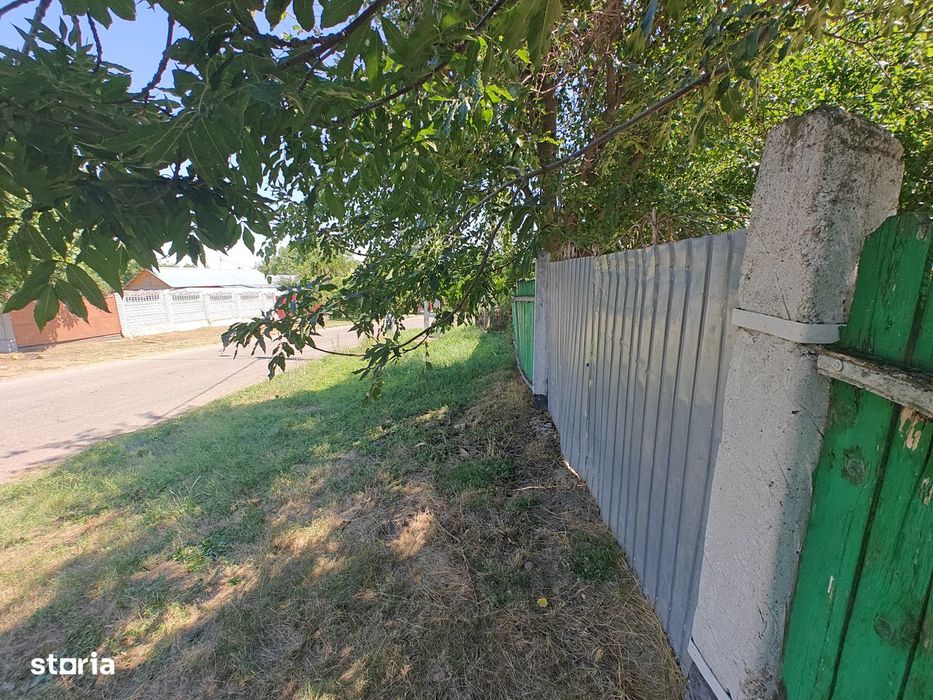 Două case și 9.300 mp de teren în zona Bogdănești
