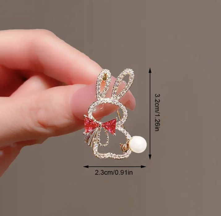 Красива брошка  пчела