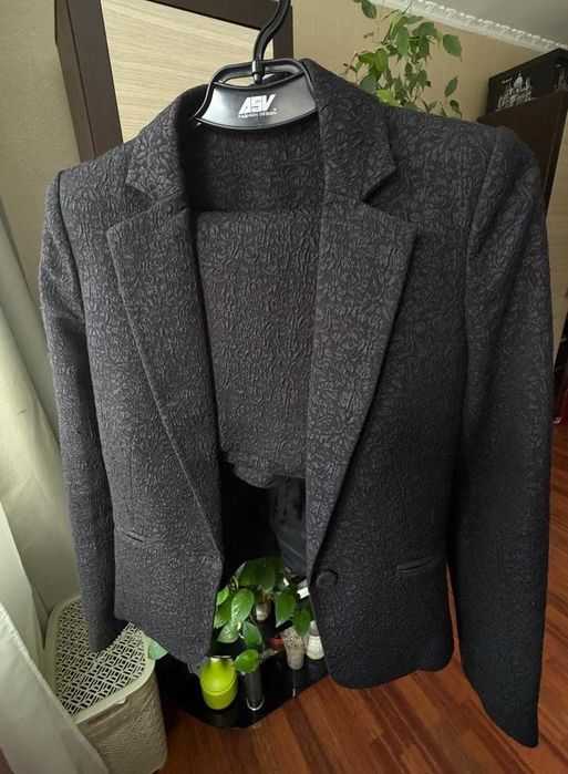 Костюм 44 р.жакардовый MANGO