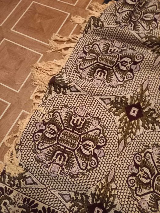 Килим тънък с ресни чисто нов модел