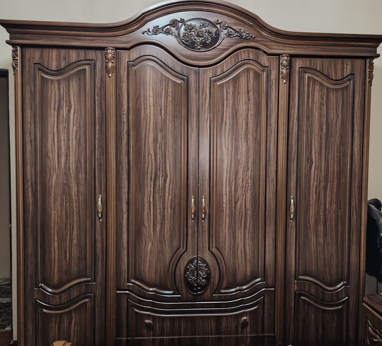 Спальни гарнитур сотилади