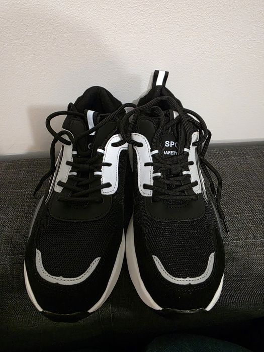 Bocanci stil adidas cu bombeu metalic