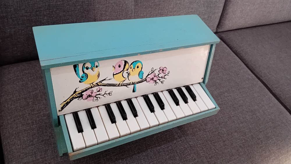 Старо детско пиано от дърво