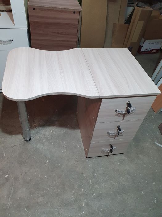 Маникюрный стол новый