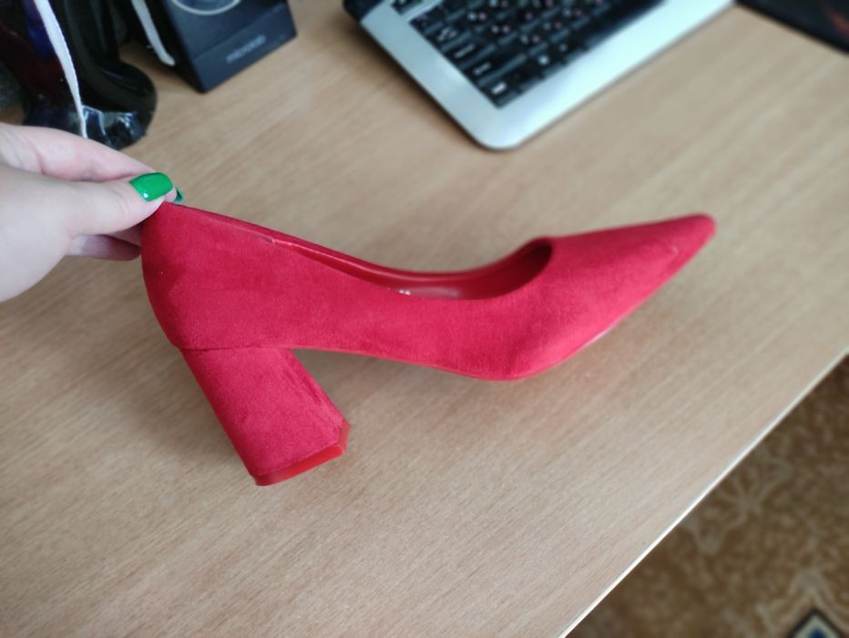 Продам туфли красные