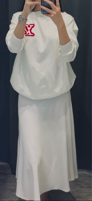 Свитер белая с логотипом