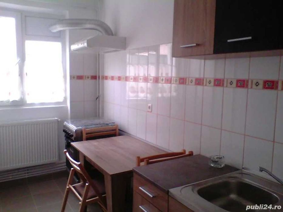 Vand apartament 3 camere, decomandat, zona Centrala, etaj 1, bloc 4 etaje.