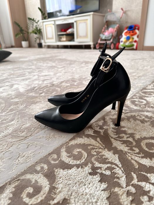 Продаи черные туфли