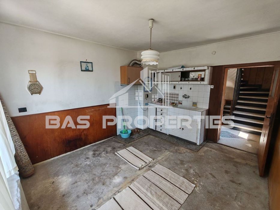 Къща в София, област-с.Петърч площ 130