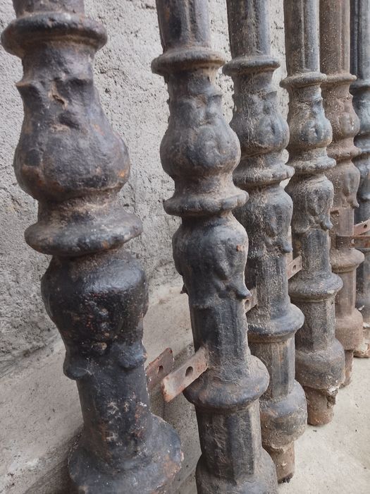 Stâlpi vechi din fonta masiva, pt  gardut