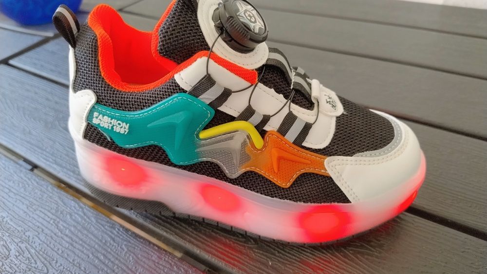 Încălțăminte sport cu role și luminițe