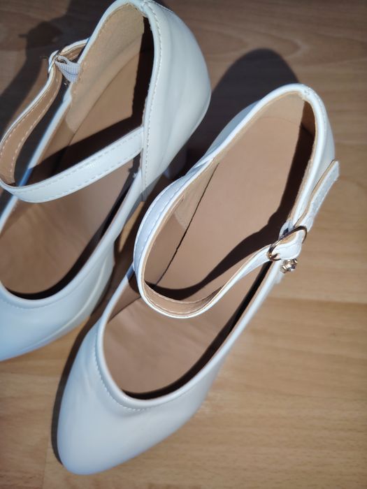 Pantofi eleganti albi