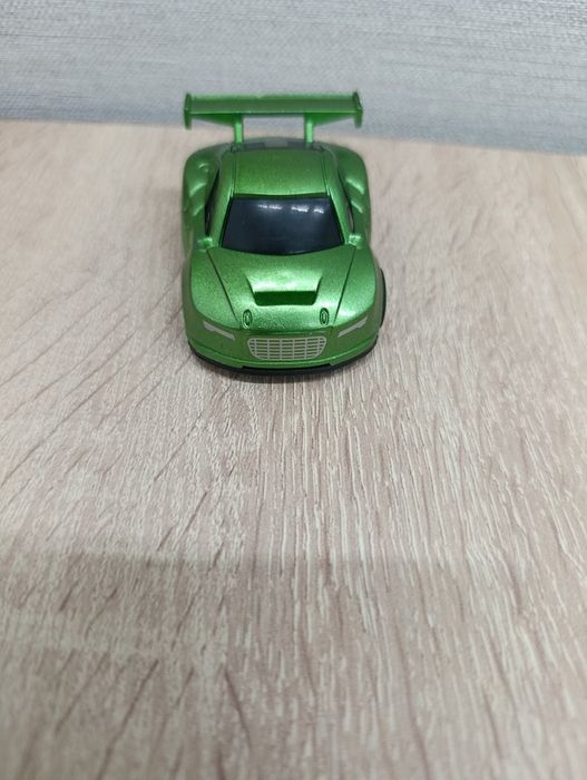 Игрушечная зелёная машина