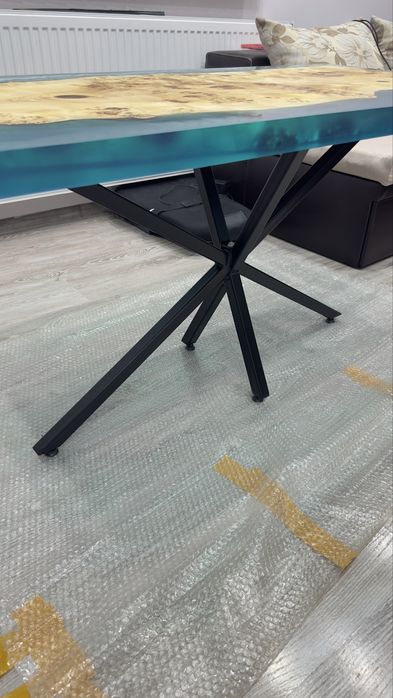 Маса със епоксидна смола цвят тьуркоаз със uv защита и дърво