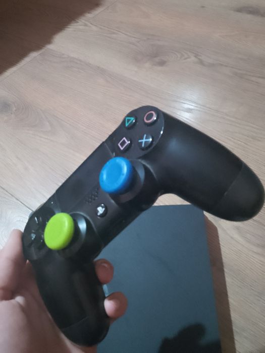 Продавам плейстейшън 4 слим с джойстик и подарък геймърски слушалки пр