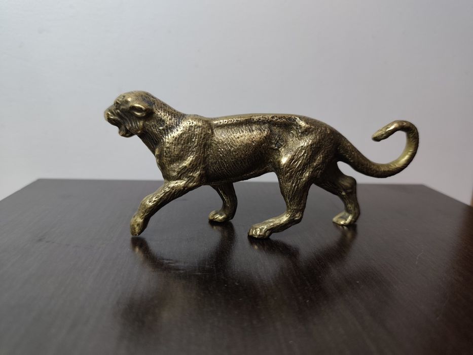 Невероятно красива статуетка на лъв или пантера. Бронз.