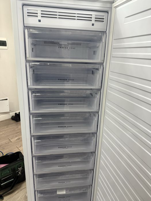Морозильник вертикальный в отличном состоянии