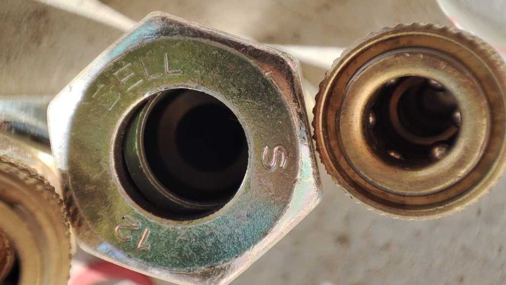 Продавам нови конектори и дюзи за пневматика.