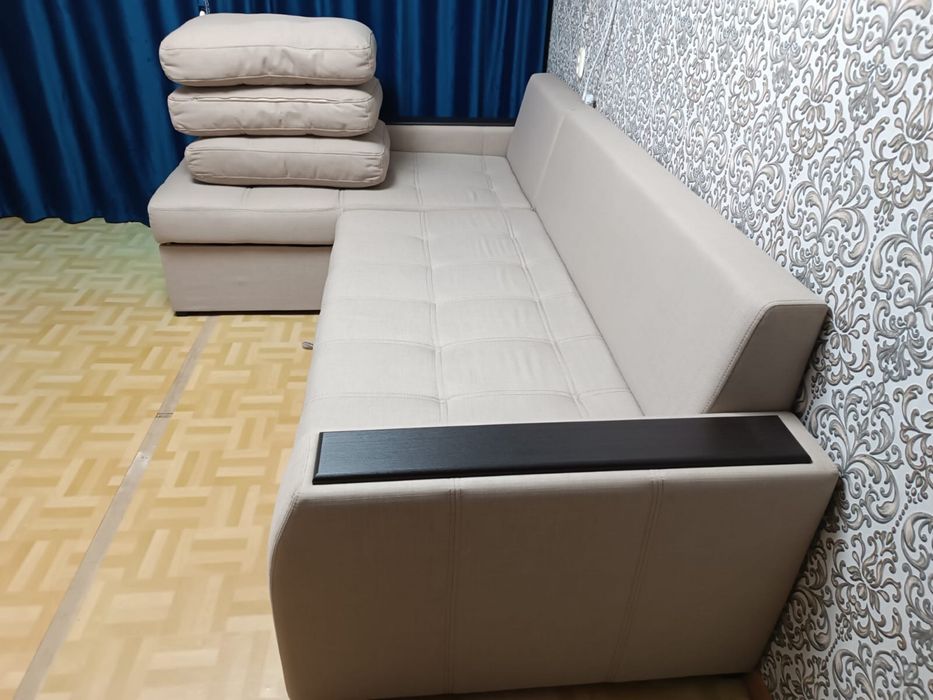 Диван  для гостинной в отличном состояний