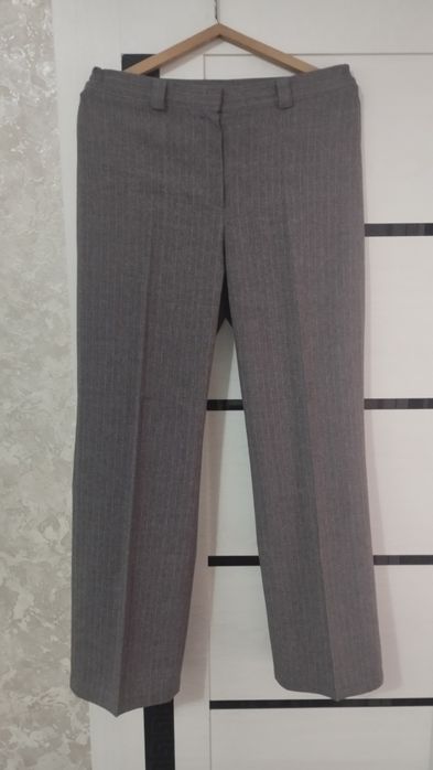 Продаётся брючный костюм в отличном состоянии размер 48-50