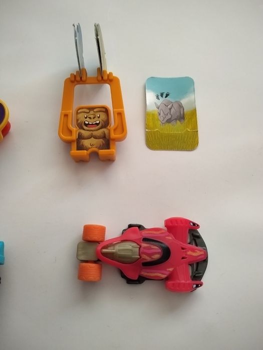 Продавам 6 бр. играчки от яйца на Kinder / Киндер от серия Kinder Surprise