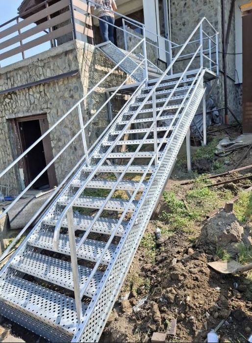Super oferta Vând scări si trepte metalice galvanizate, ideale pentru