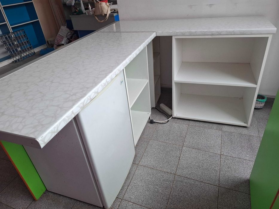 Кухненски шкафове с плот гланц  и бюро