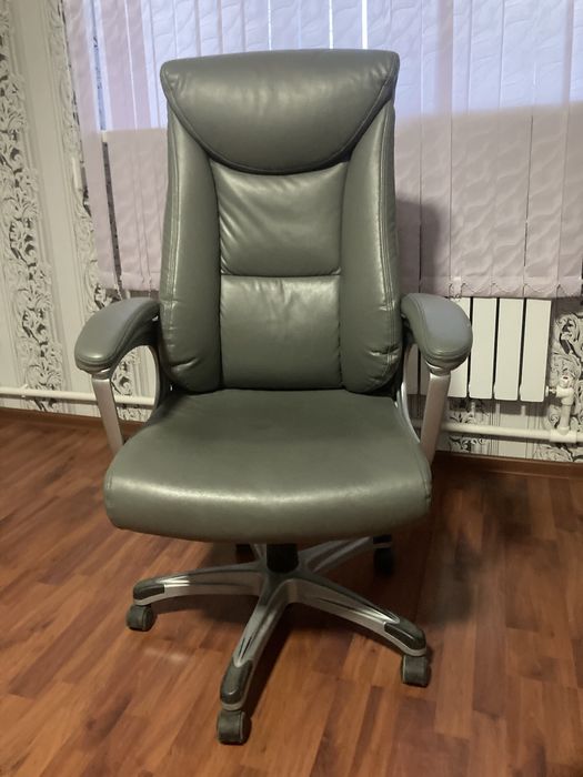 Офисный кресло в хорошем качестве