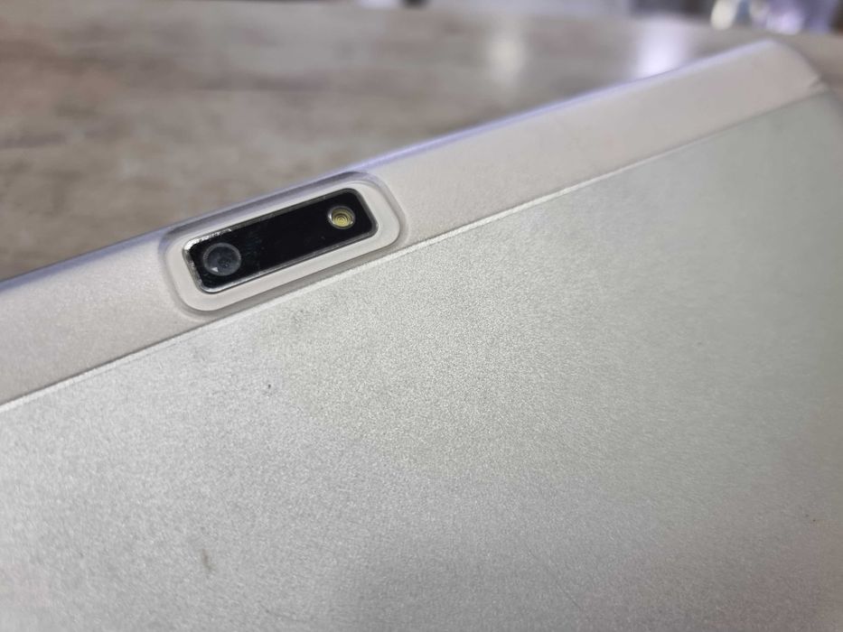 Таблет 10 инча с две СИМ карти