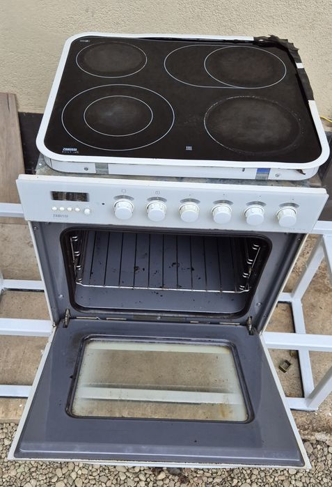 Фурна за вграждане ZANUSSI в комплект с котлони за вграждане