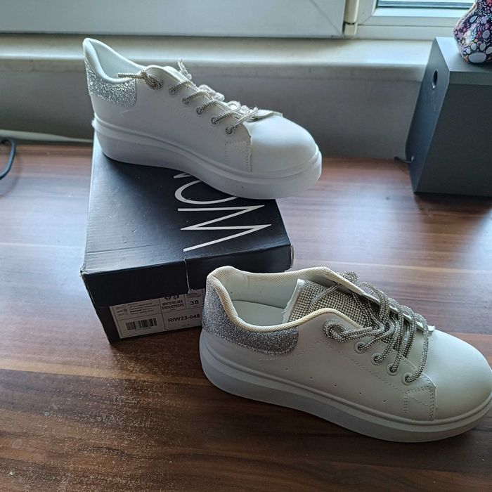 Чисто нови дамски боти и маратонки