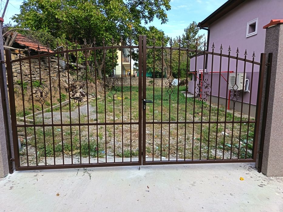 Изработка на врати, оградни пана и парапети от ковано/гладко желязо