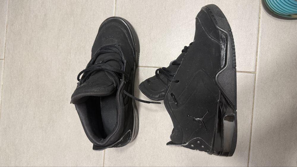 adidasi Jordan negru