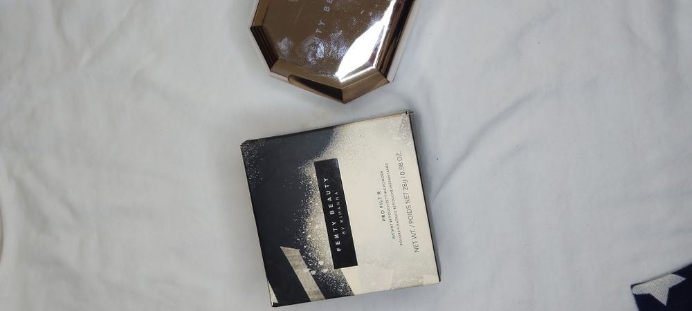 Pudra de fixare Fenty Beauty by Rihanna Pro Filt'r Instant Retouch.