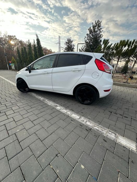 De inchiriat Ford Fiesta