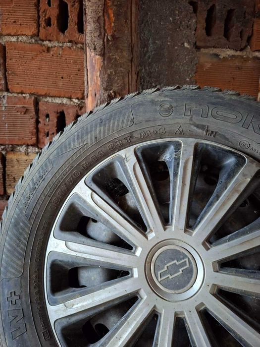 два броя зимни гуми с джанти за опел