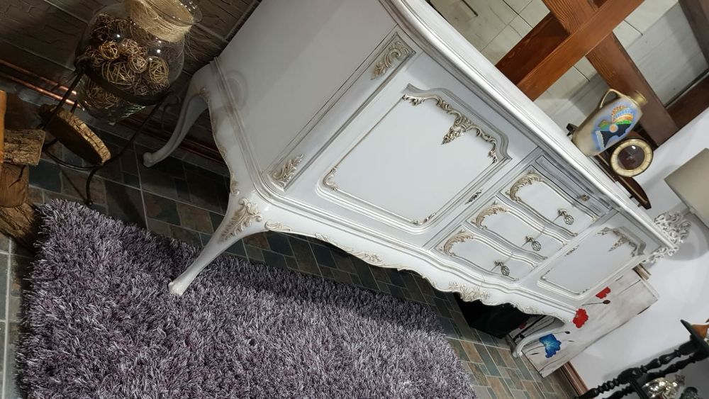 Mobilă veche reconditionată