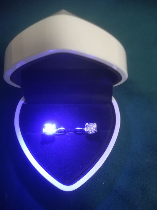 Золотые серьги с бриллиантами.