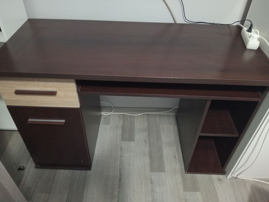 Vând masă de birou