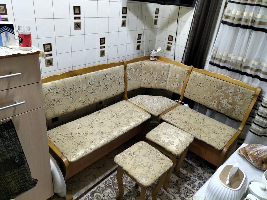 Кухонный уголок диван и 2 таберета