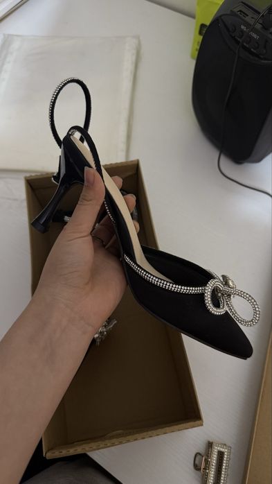 Стильные чёрные туфли с острым носом