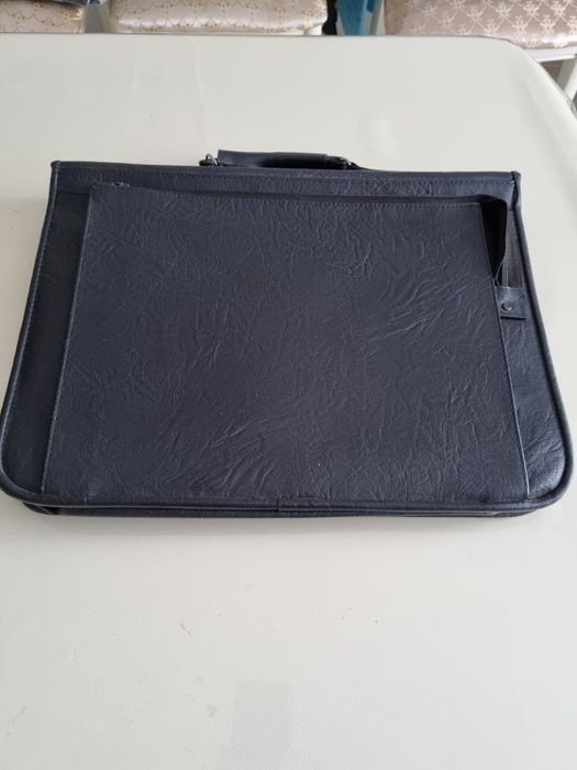 Портфель из натуральной кожи.