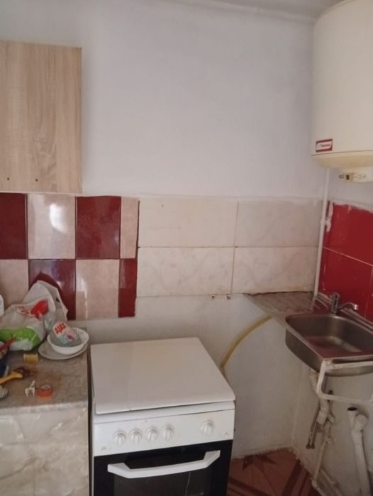 Închiriez camera de cămin transformata in garsoniera