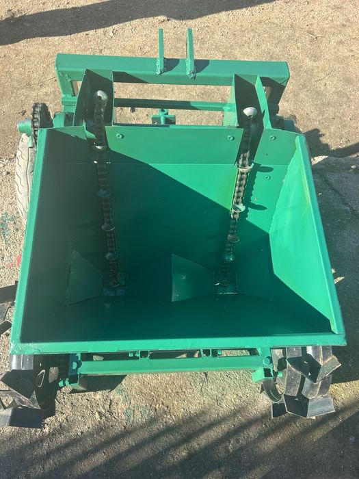 Semanatoare arpagic și usturoi pe 2 rânduri pentru motocultor