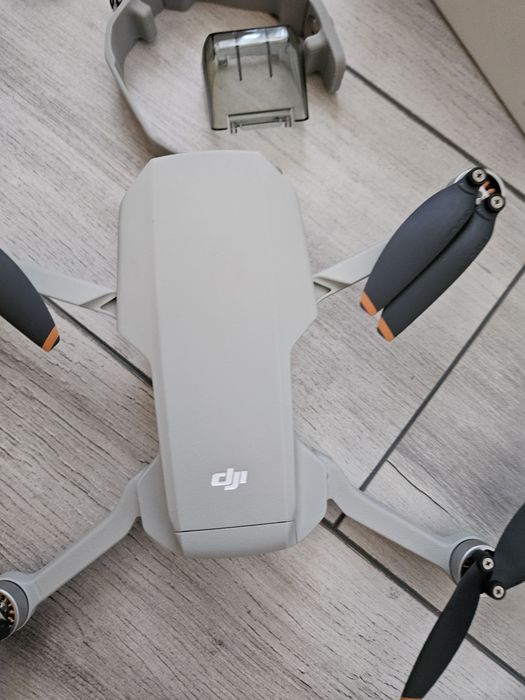 Drona DJI mini 2 SE + husa și accesorii