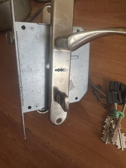 замок , 5 ключей , 7 тысяч